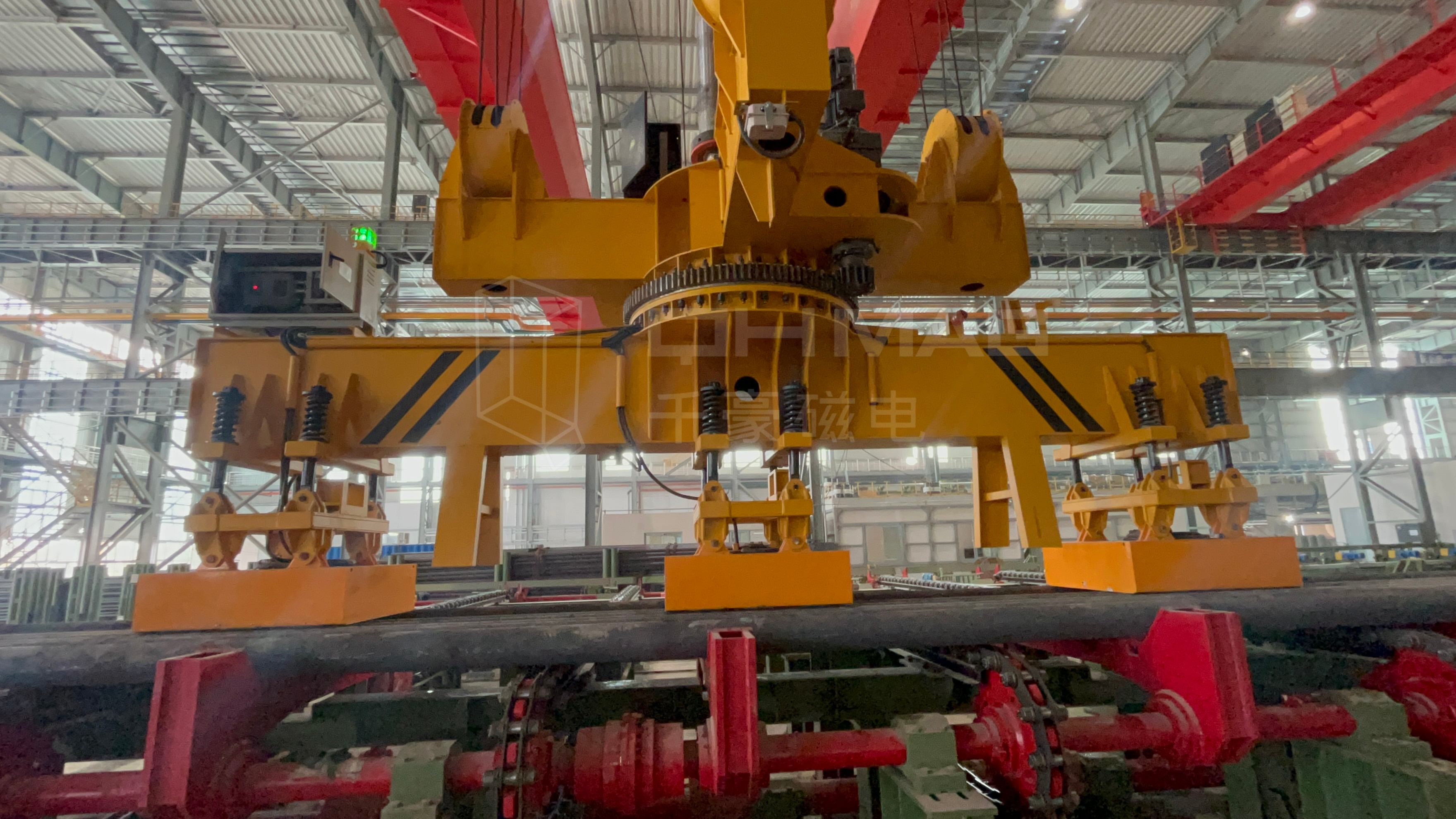 成排圓坯吊運(yùn)，圓坯吊運(yùn)，圓坯搬運(yùn)，吊圓坯，圓坯怎么吊，電永磁吊具，成排鋼管吊運(yùn)，一次吊一排圓坯，圓坯電永磁吊具，起重電永磁鐵，永磁起重器，起重電磁鐵，電磁吊，磁力吊，吊具，起重吊具，智能行車